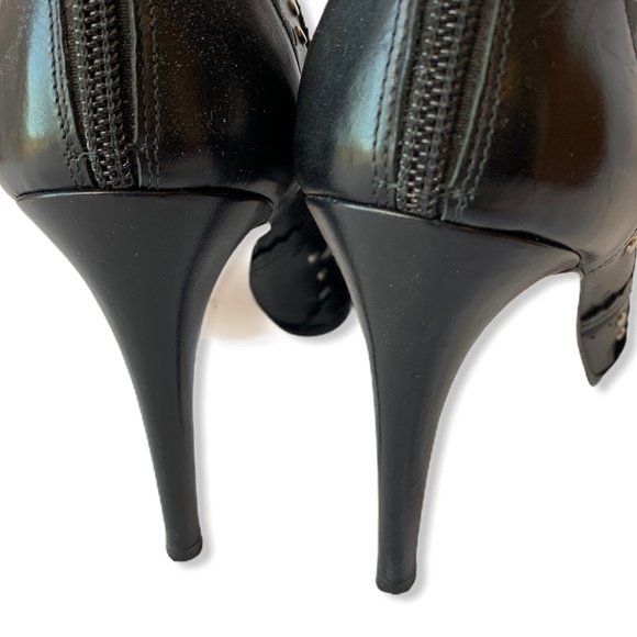 Stuart Weitzman CAGEY Scalloped Calfskin Bootie 9 - Picture 7 of 11